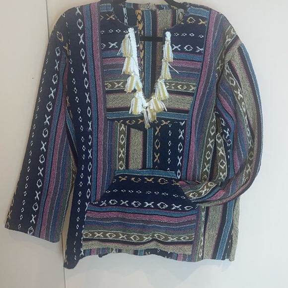 Well made, vibrant poncho size medium - Picture 1 of 7